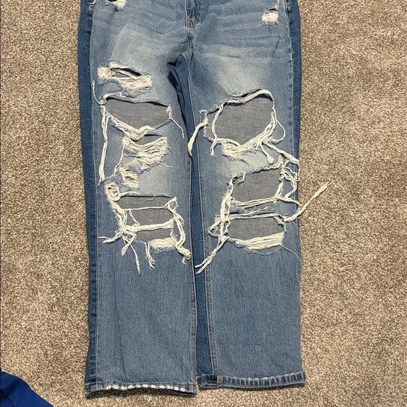 Vervet Distressed Jeans - Picture 3 of 4